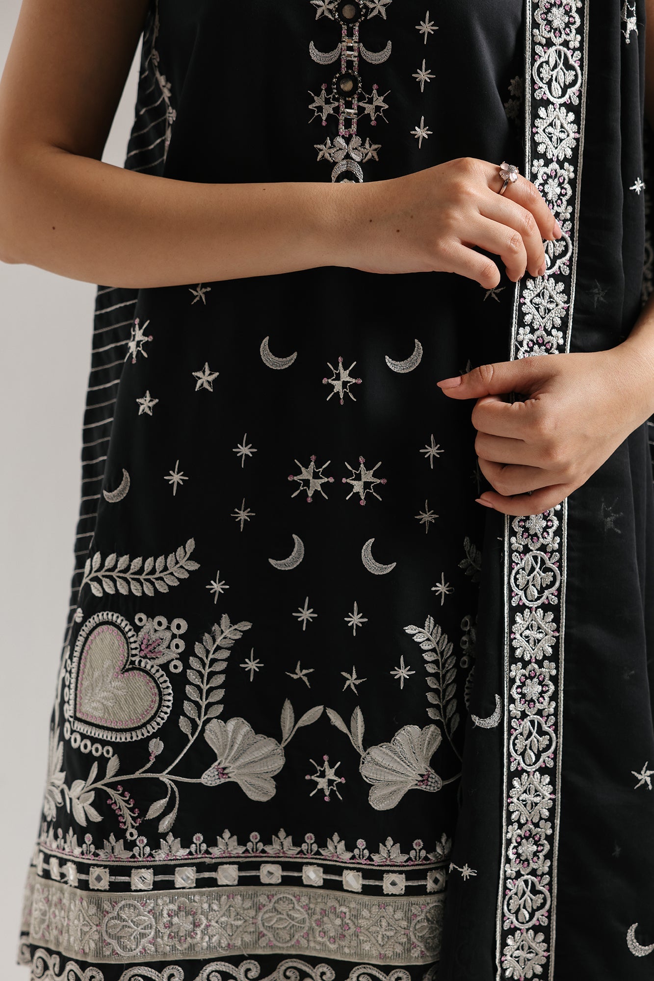 EMBROIDERED SUIT (E4153/103/901)