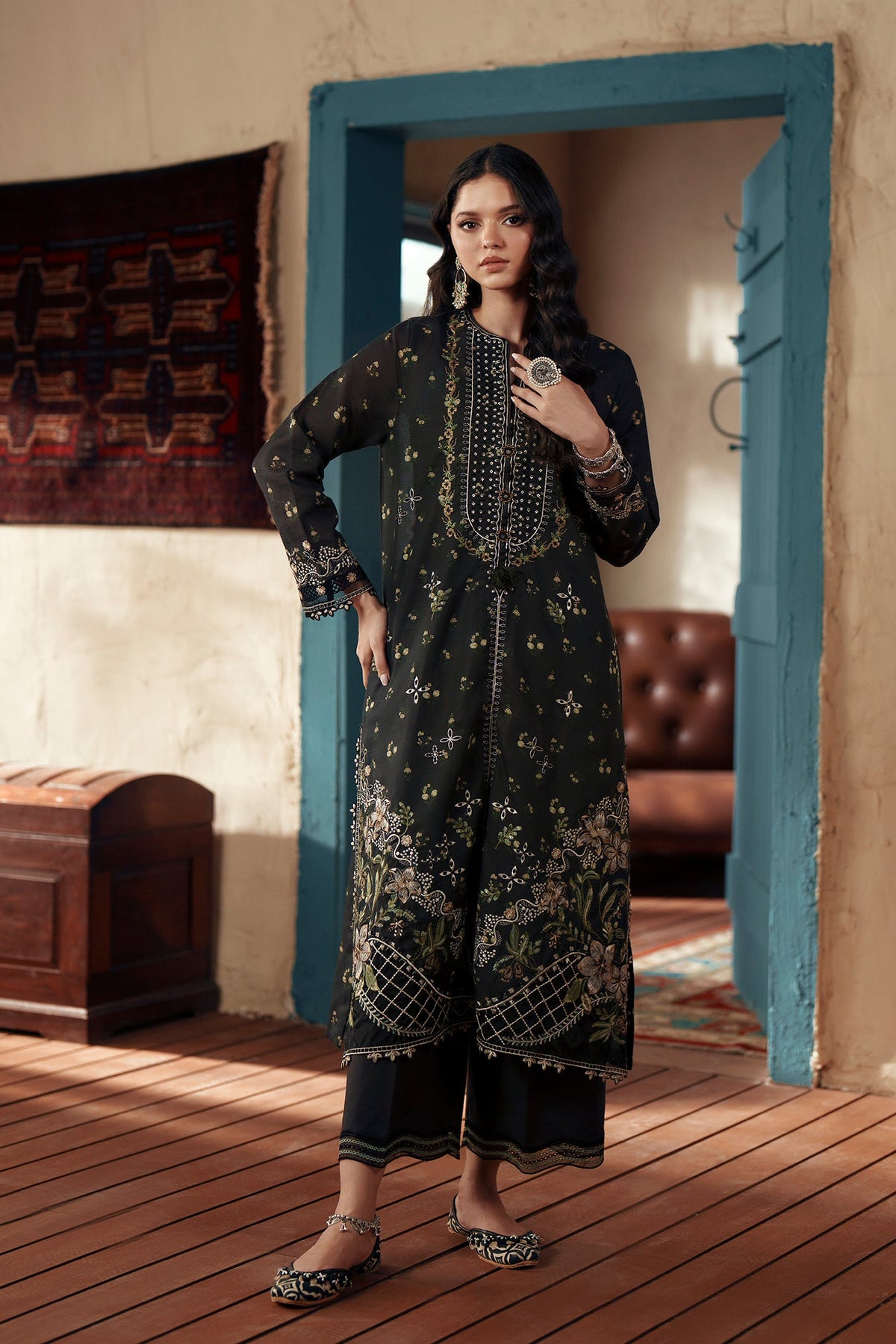 EMBROIDERED SUIT (E4180/103/902)