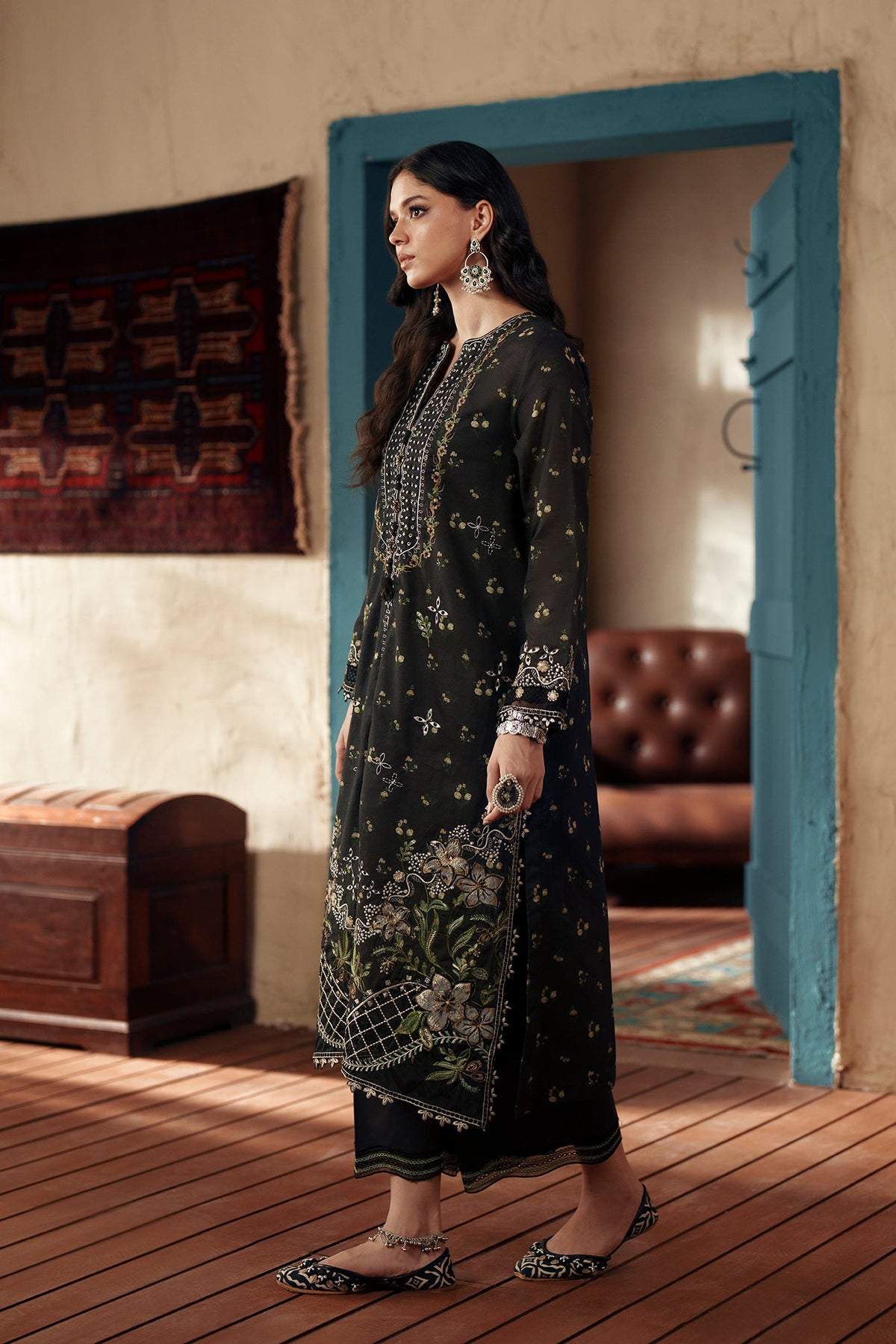 EMBROIDERED SUIT (E4180/103/902)