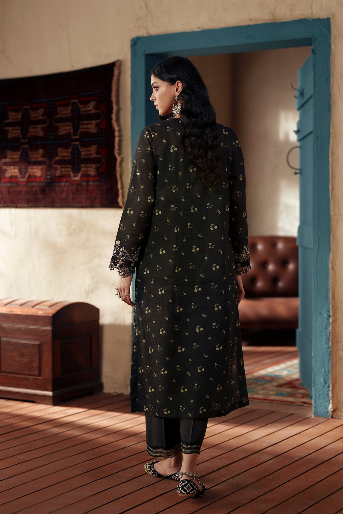 EMBROIDERED SUIT (E4180/103/902)