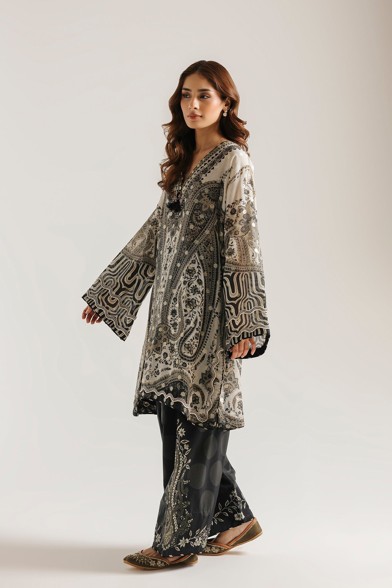 EMBROIDERED SUIT (E4185/103/003)