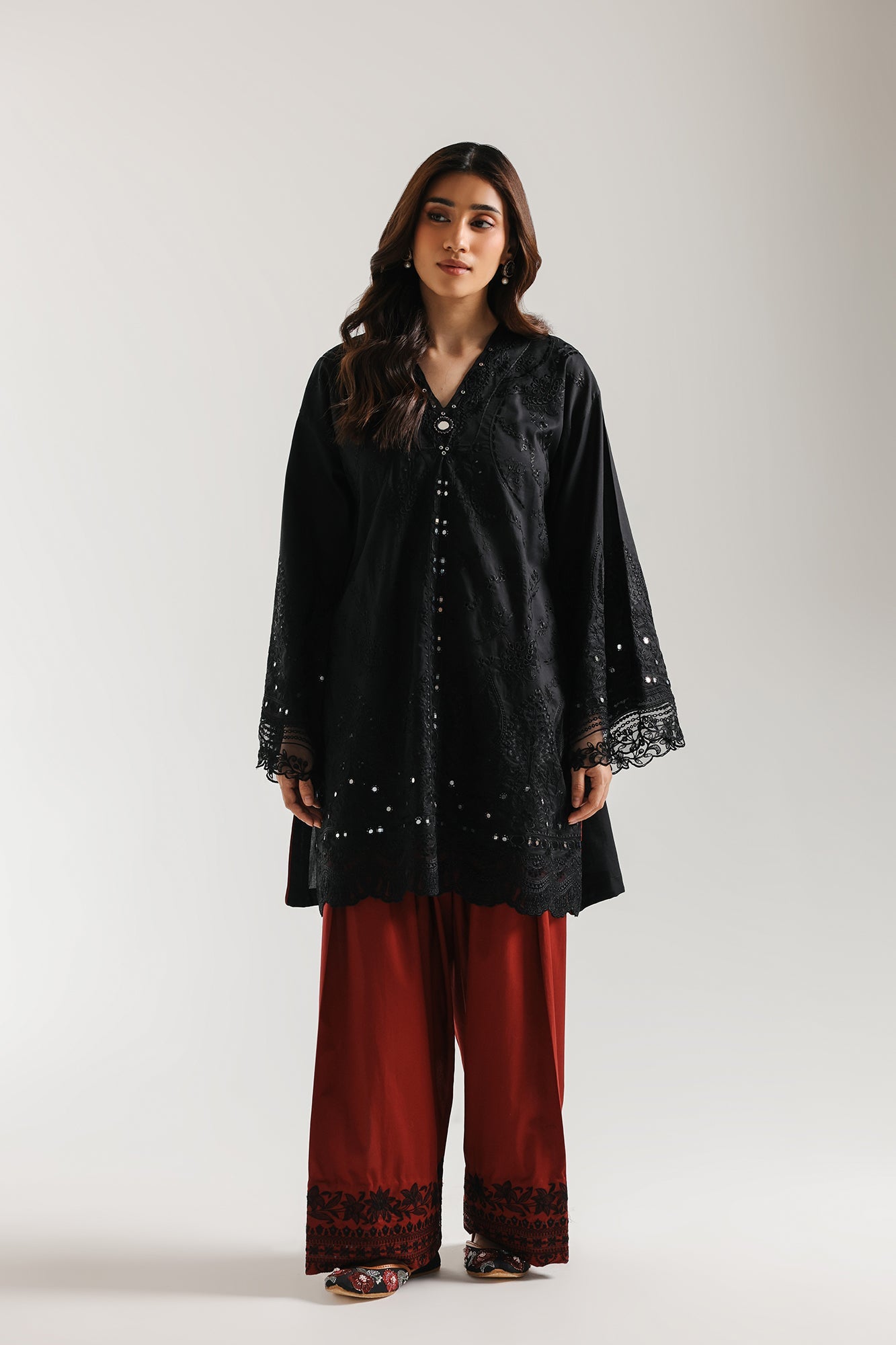 EMBROIDERED SUIT (E4196/103/901)