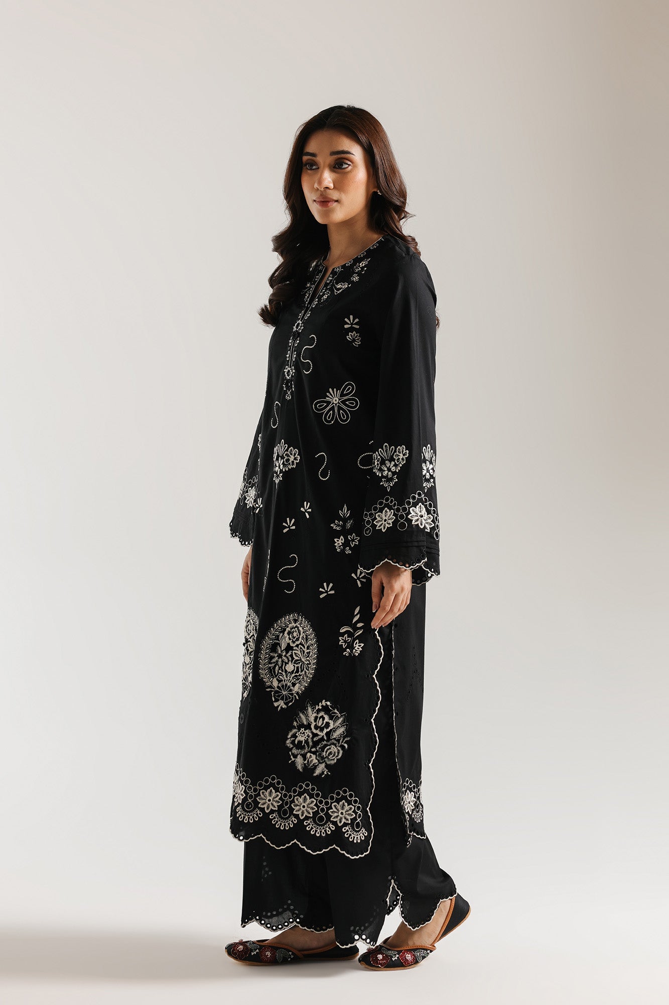 EMBROIDERED SUIT (E4213/103/902)