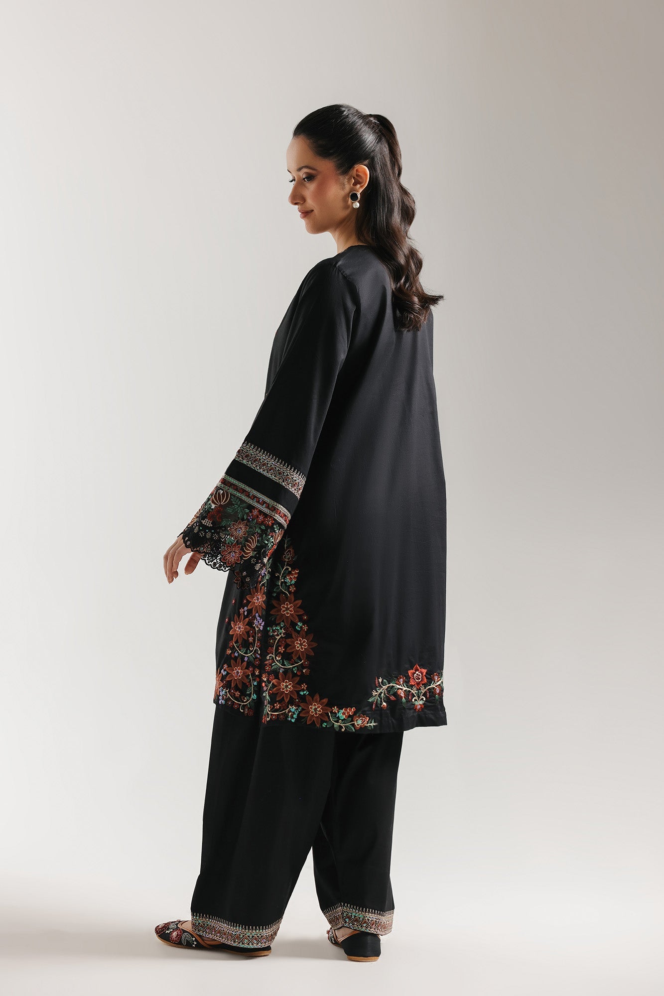 EMBROIDERED SUIT (E4215/103/901)