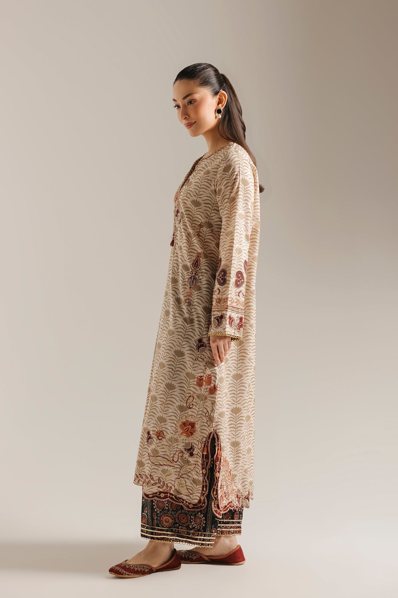 EMBROIDERED SUIT (E4226/103/006)