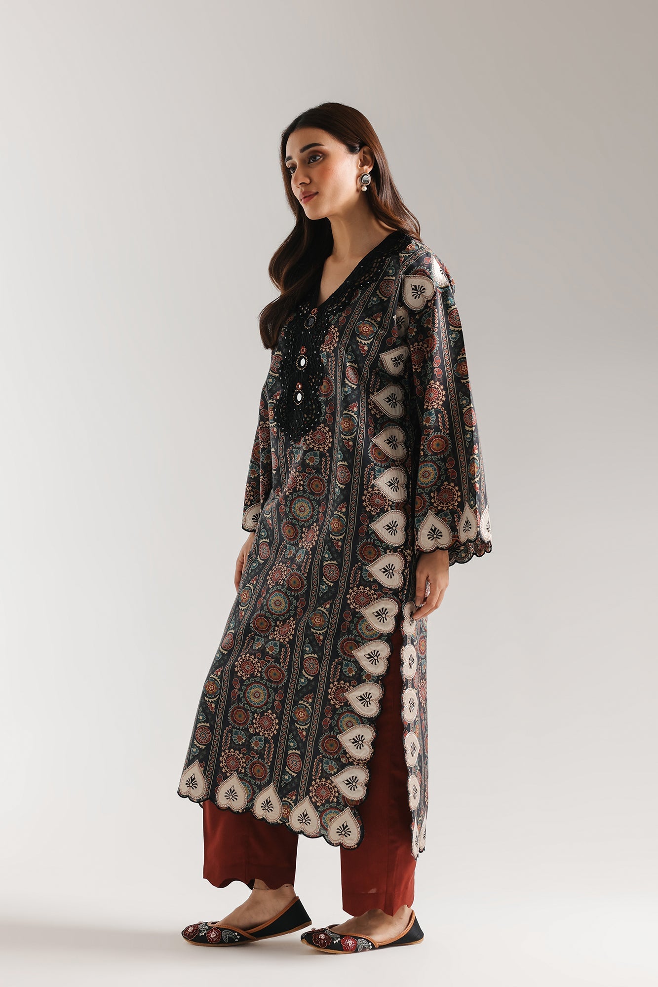 EMBROIDERED SUIT (E4232/103/902)