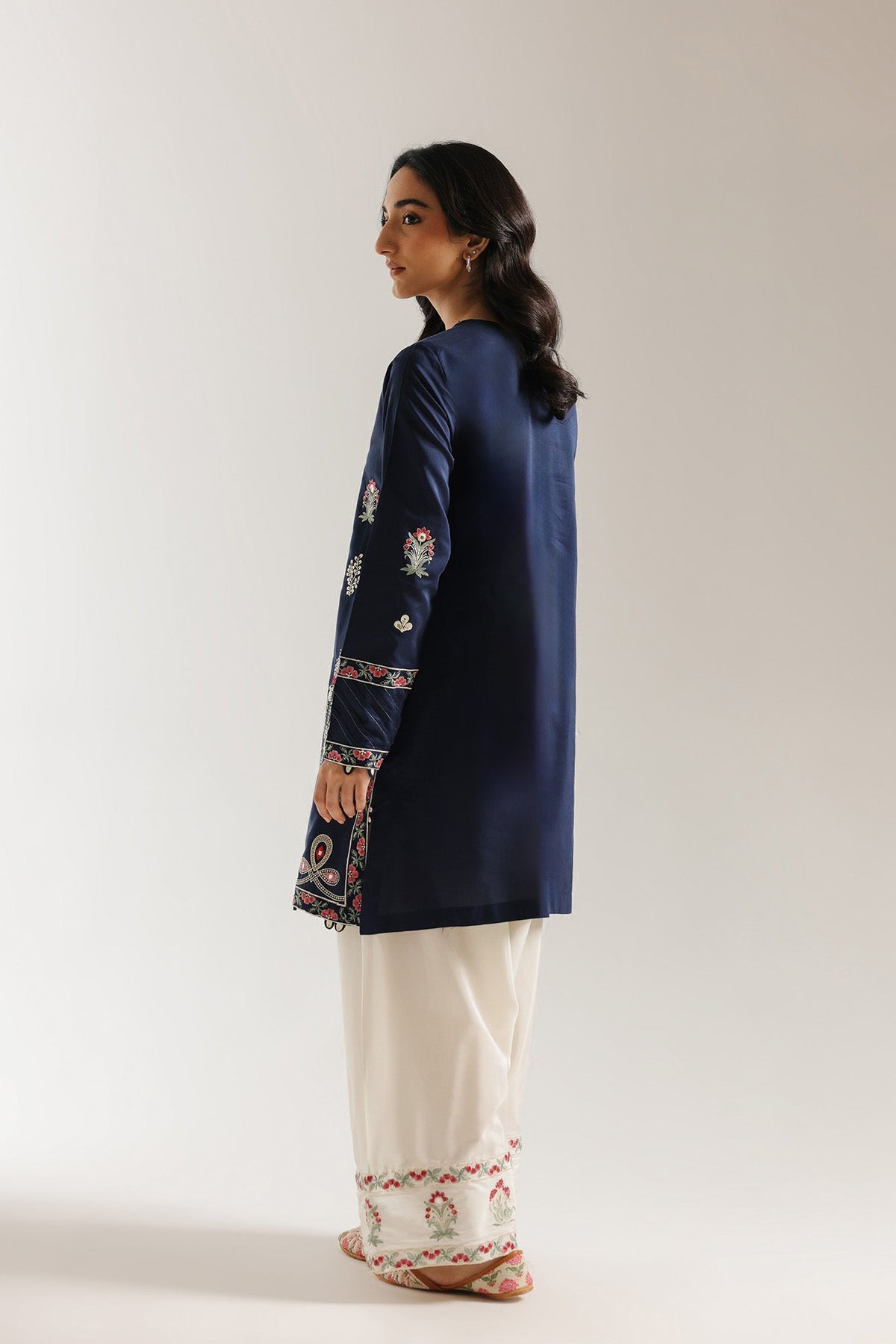 EMBROIDERED SUIT (E4235/103/622)