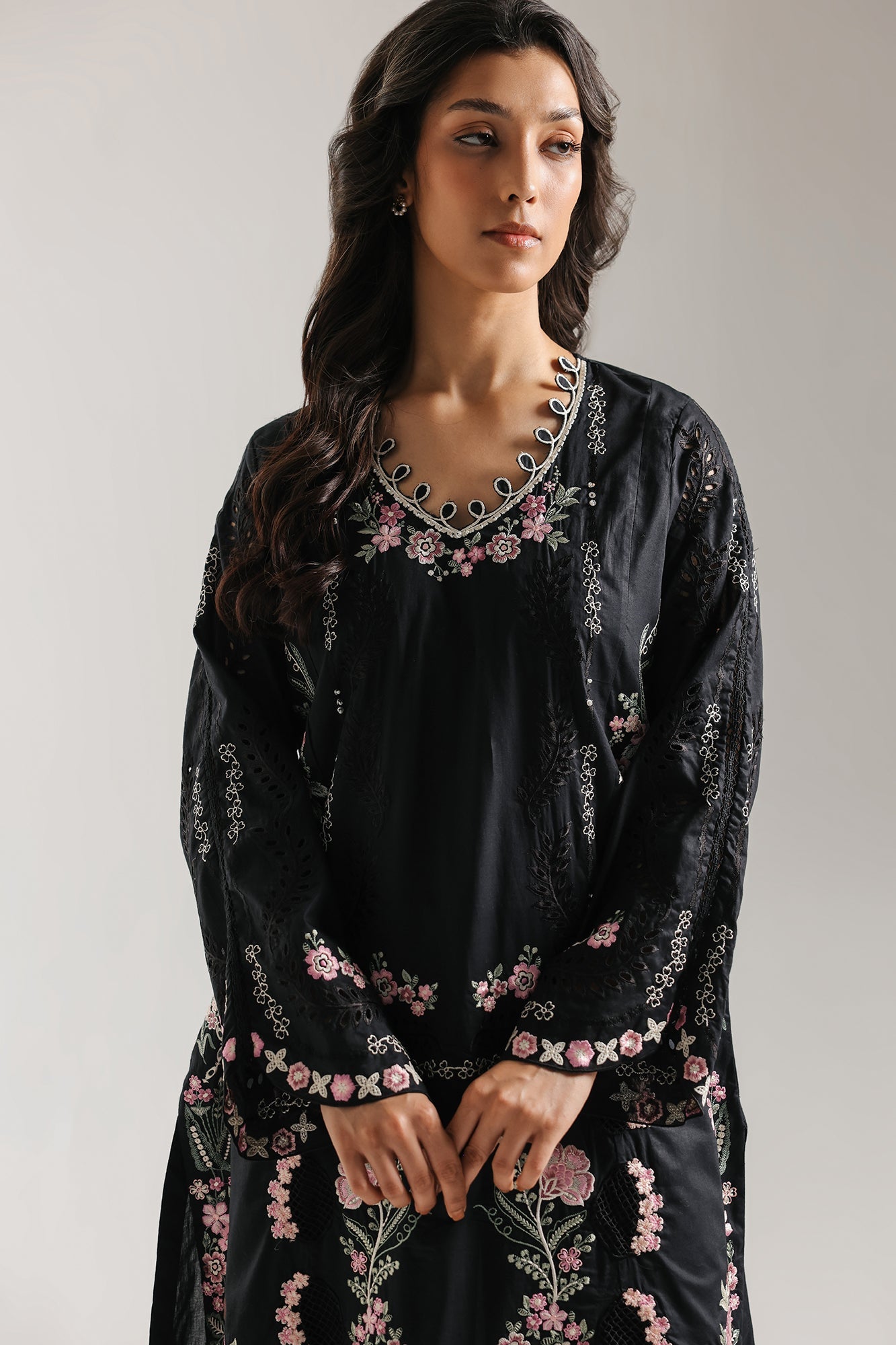 EMBROIDERED SUIT (E4295/103/901)