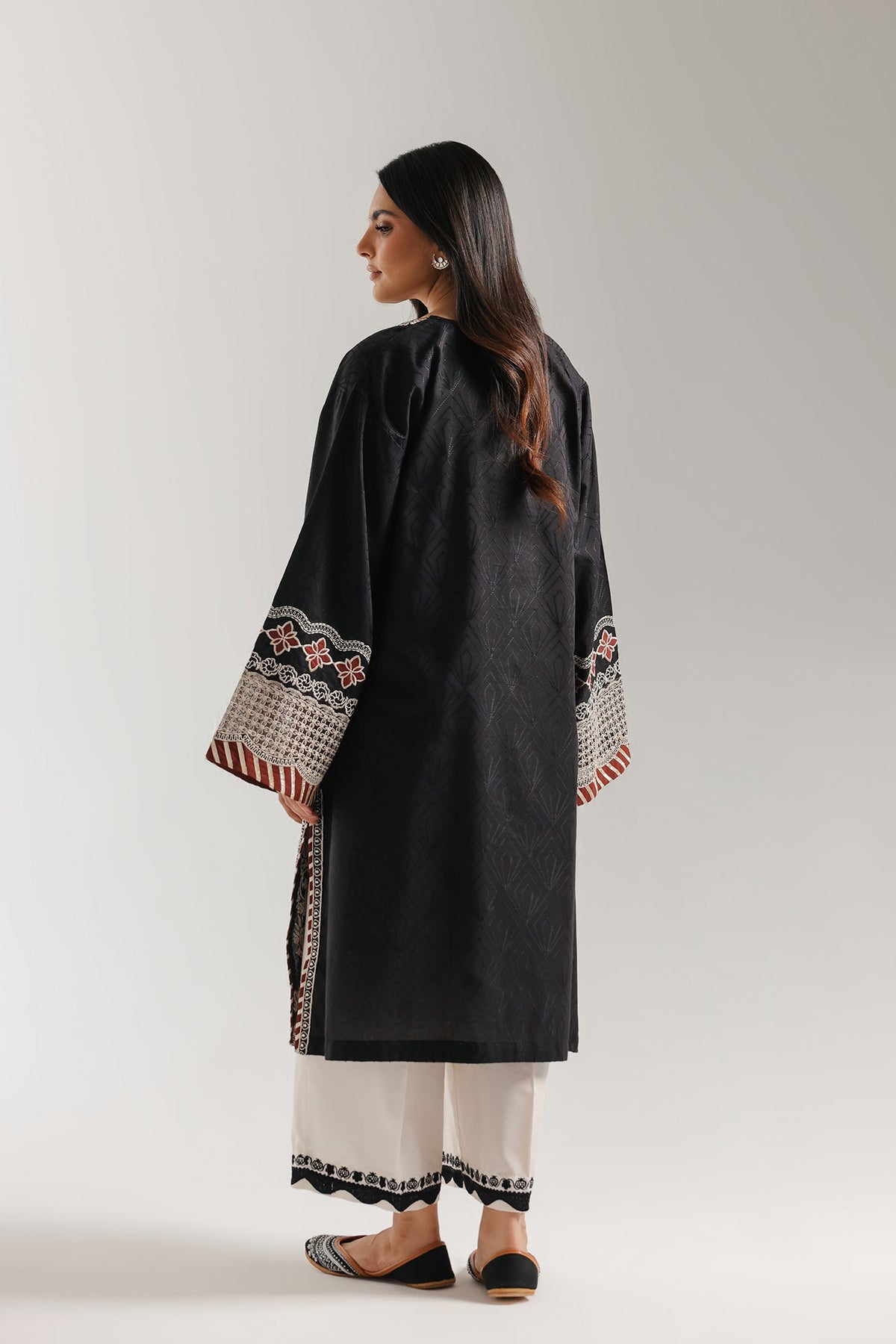EMBROIDERED SUIT (E4332/103/902)