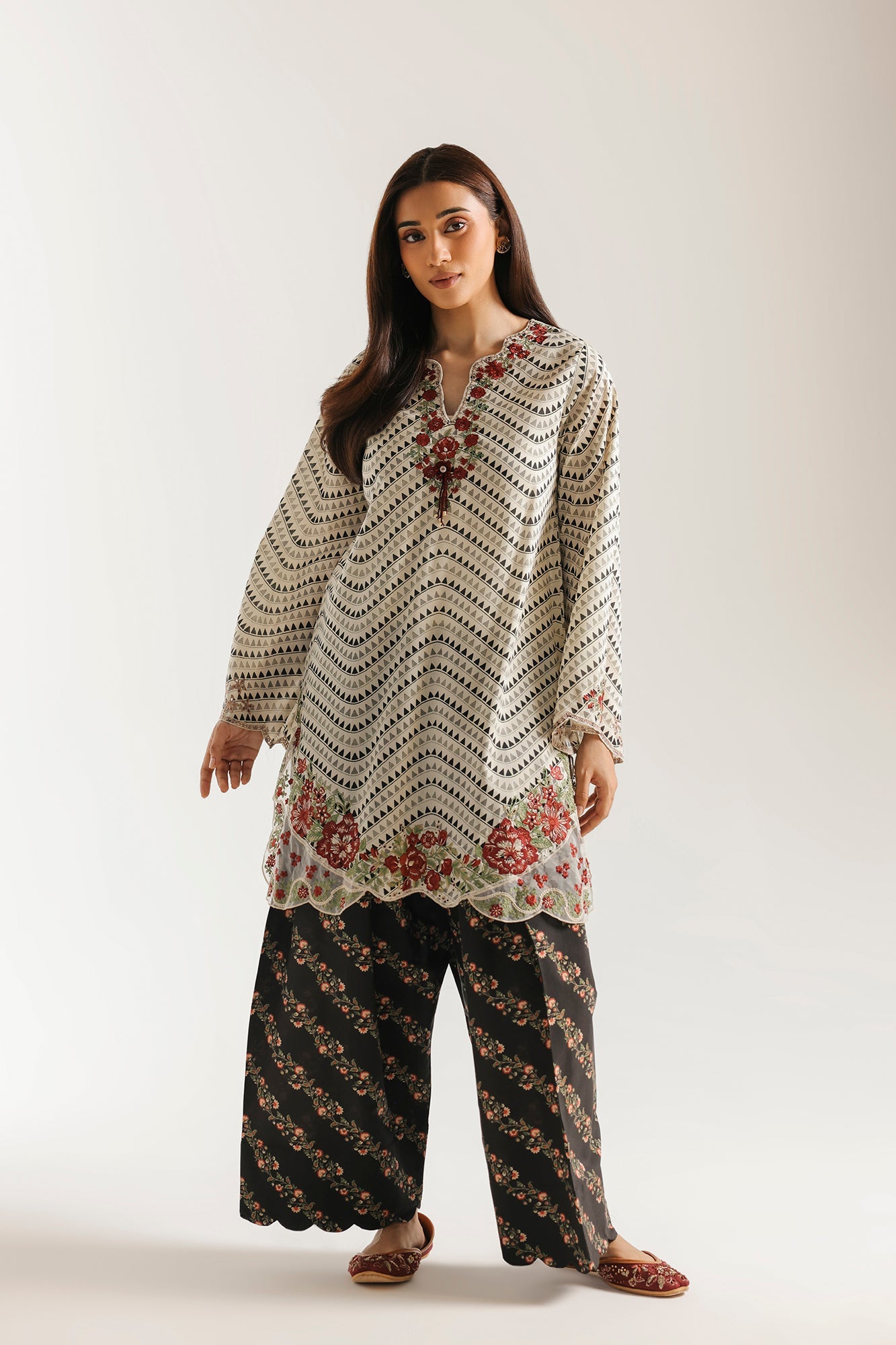 EMBROIDERED SUIT (E4353/103/004)