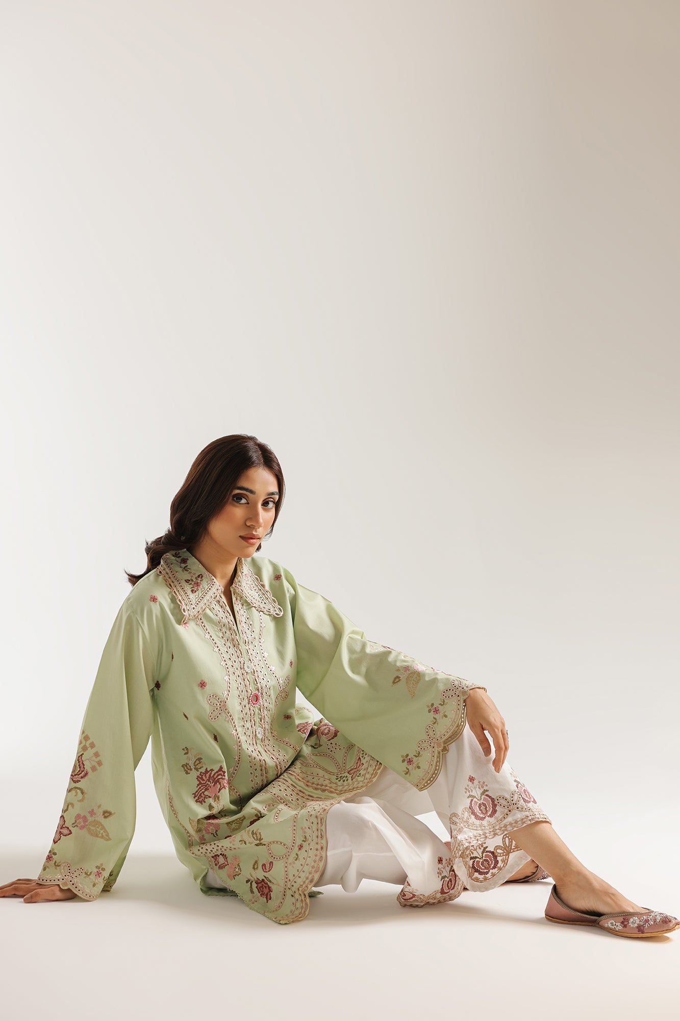 EMBROIDERED SUIT (E4375/103/130)