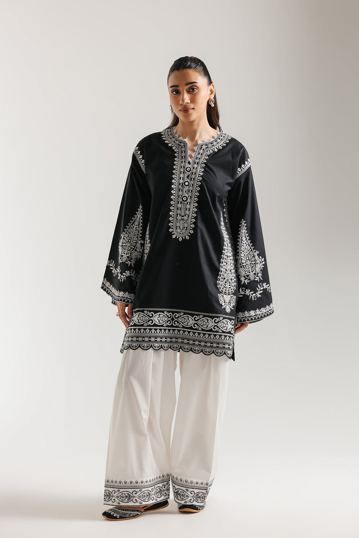EMBROIDERED SUIT (E4380/103/902)
