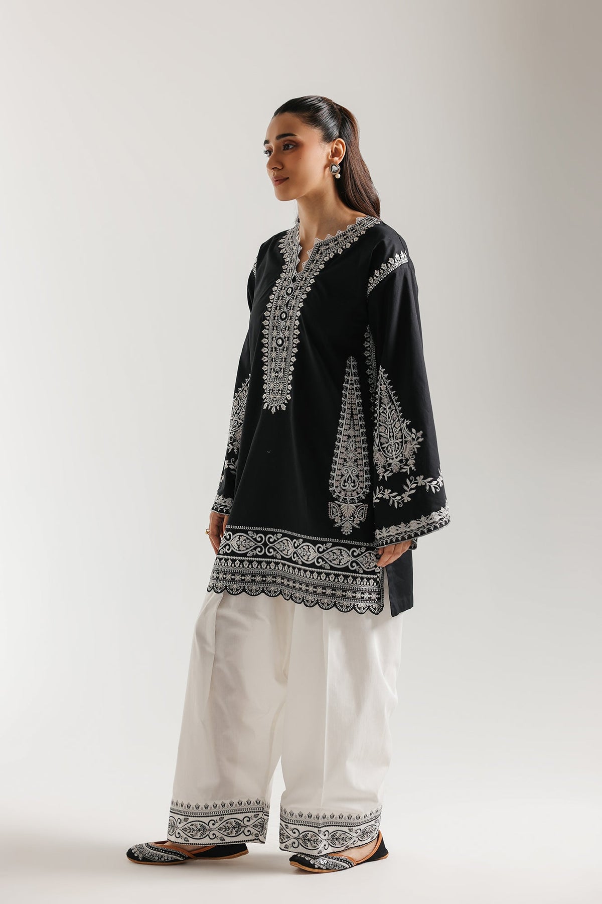 EMBROIDERED SUIT (E4380/103/902)