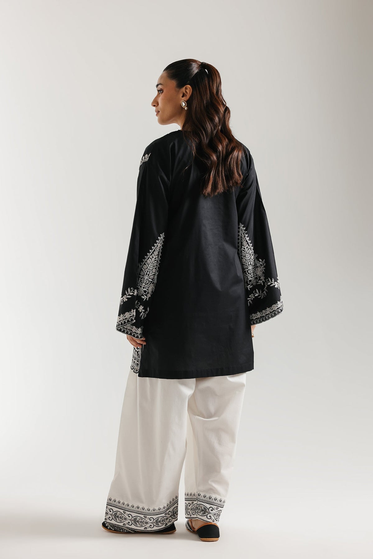 EMBROIDERED SUIT (E4380/103/902)