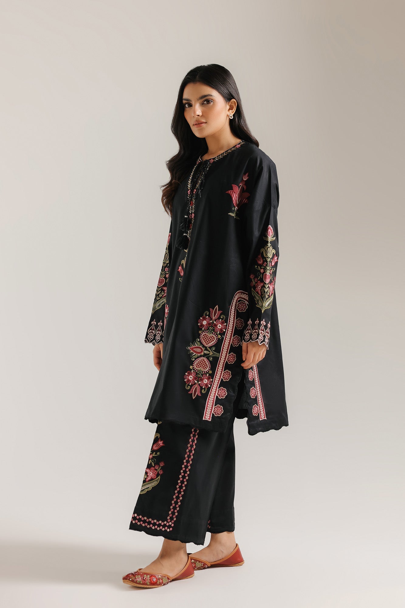 EMBROIDERED SUIT (E4384/103/901)
