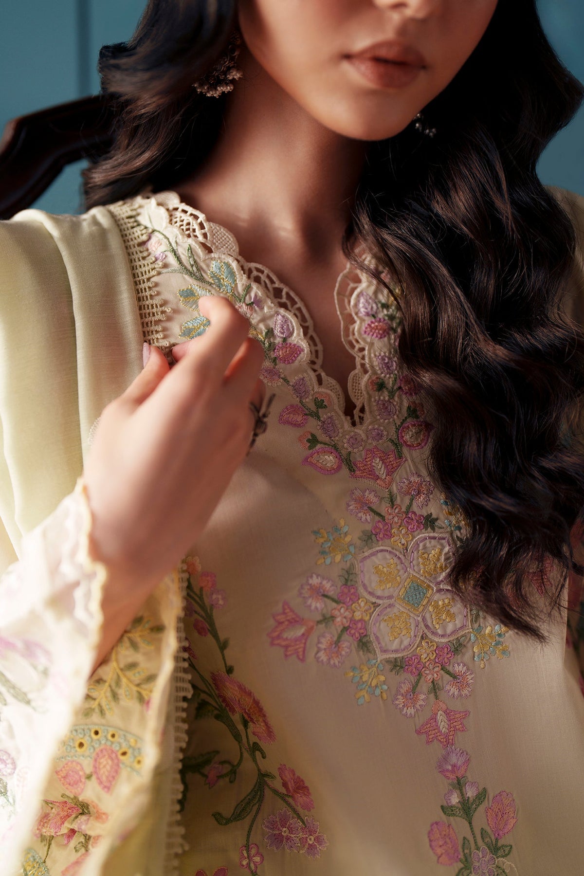 EMBROIDERED SUIT (E4385/103/227)