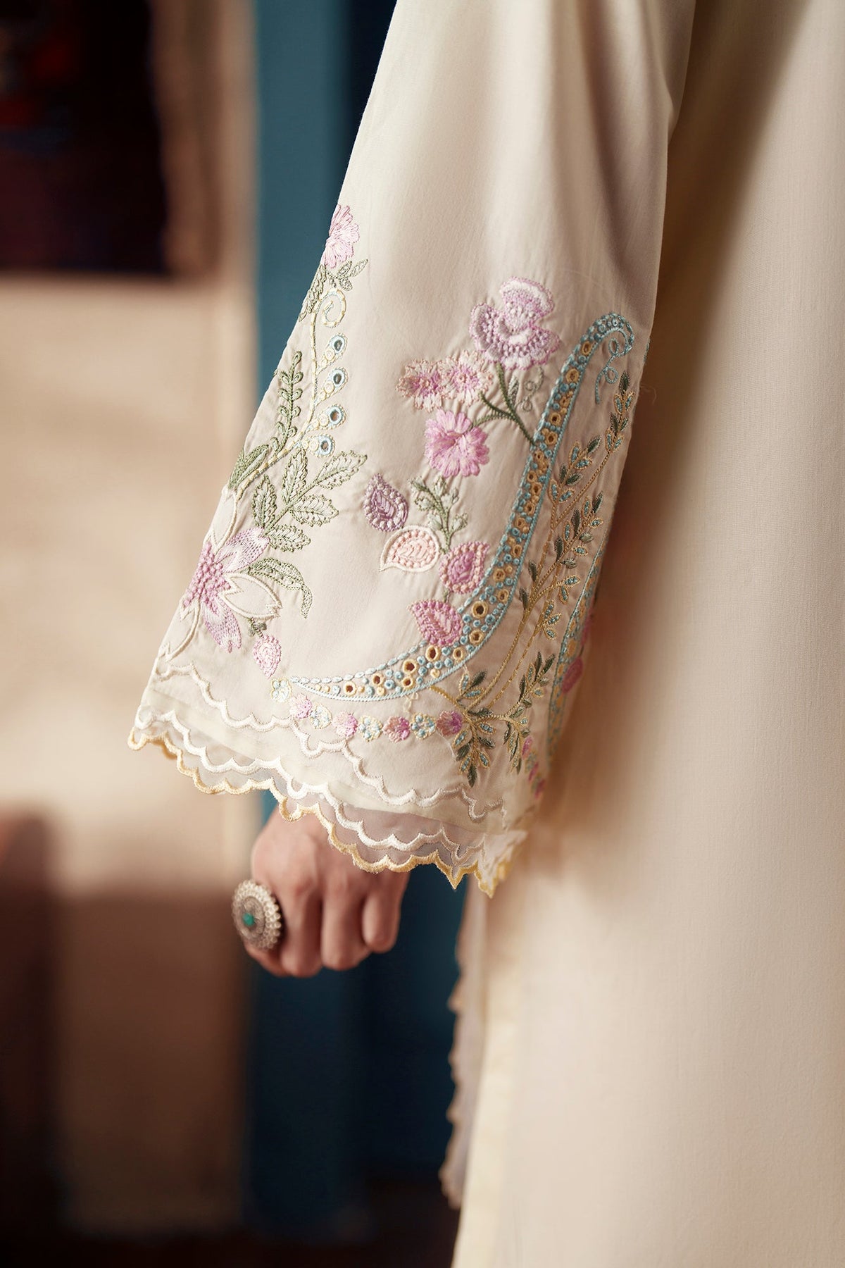 EMBROIDERED SUIT (E4385/103/227)