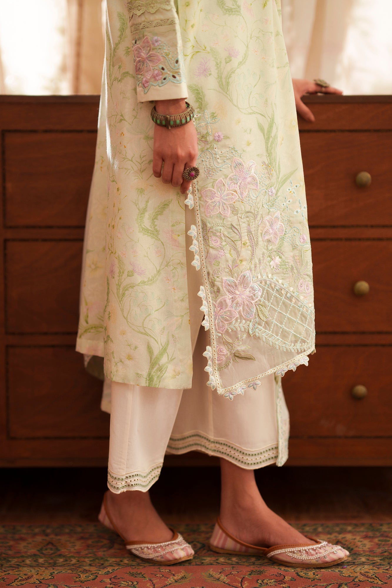 EMBROIDERED SUIT (E4418/103/722)