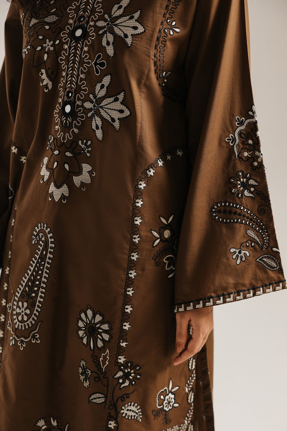 EMBROIDERED SUIT (E4425/103/120)