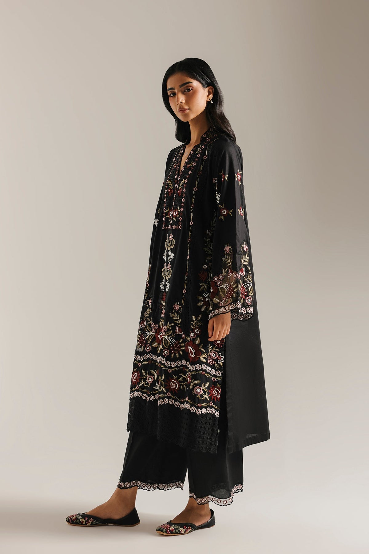 EMBROIDERED SUIT (E4434/103/901)