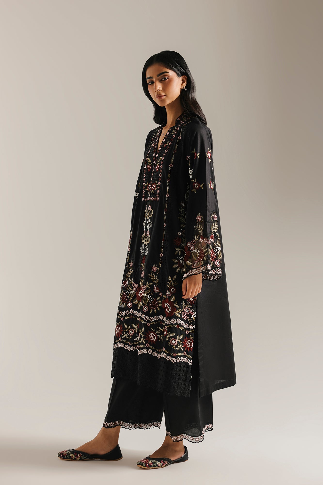 EMBROIDERED SUIT (E4434/103/901)