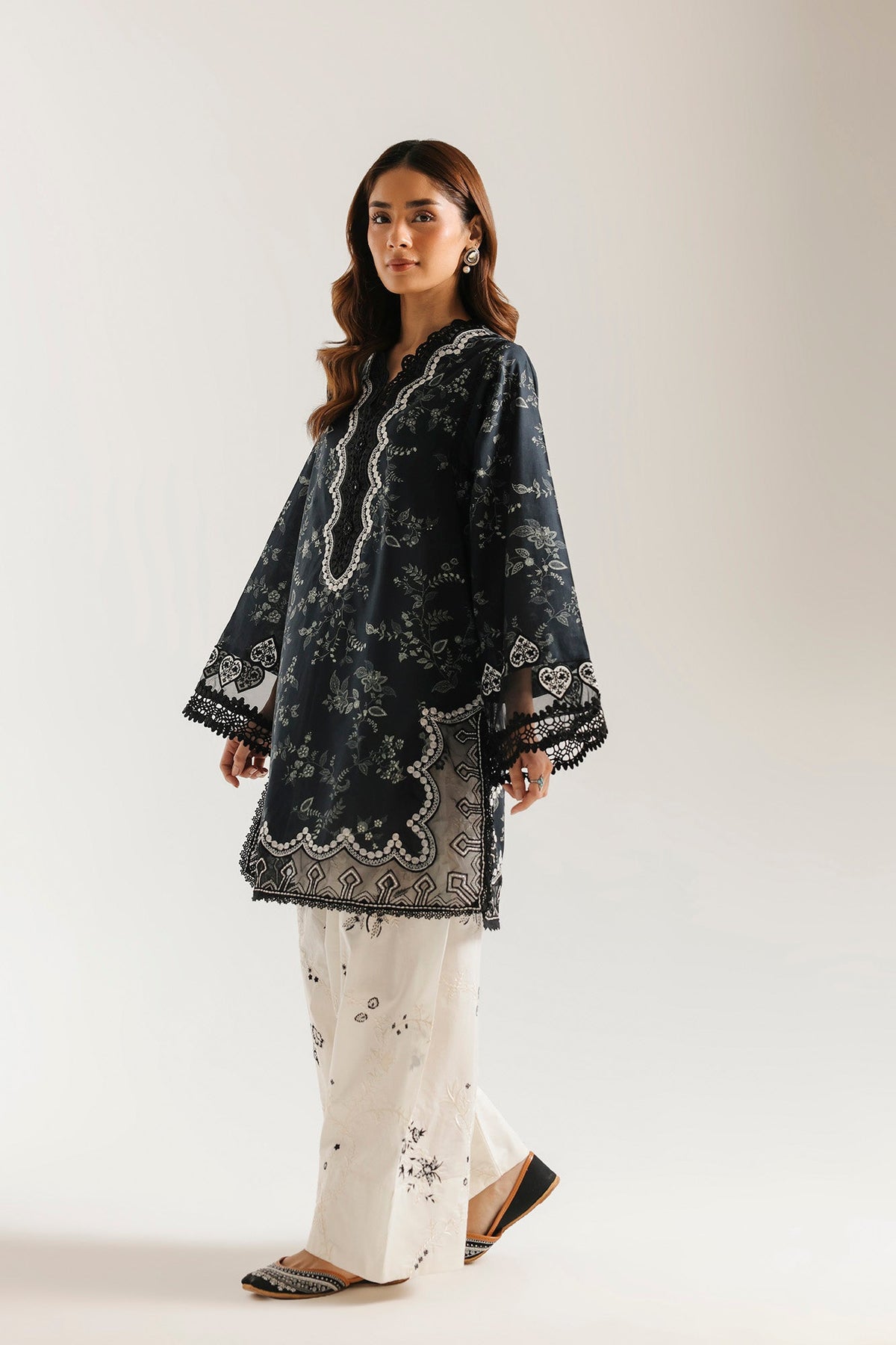 EMBROIDERED SUIT (E4441/103/902)