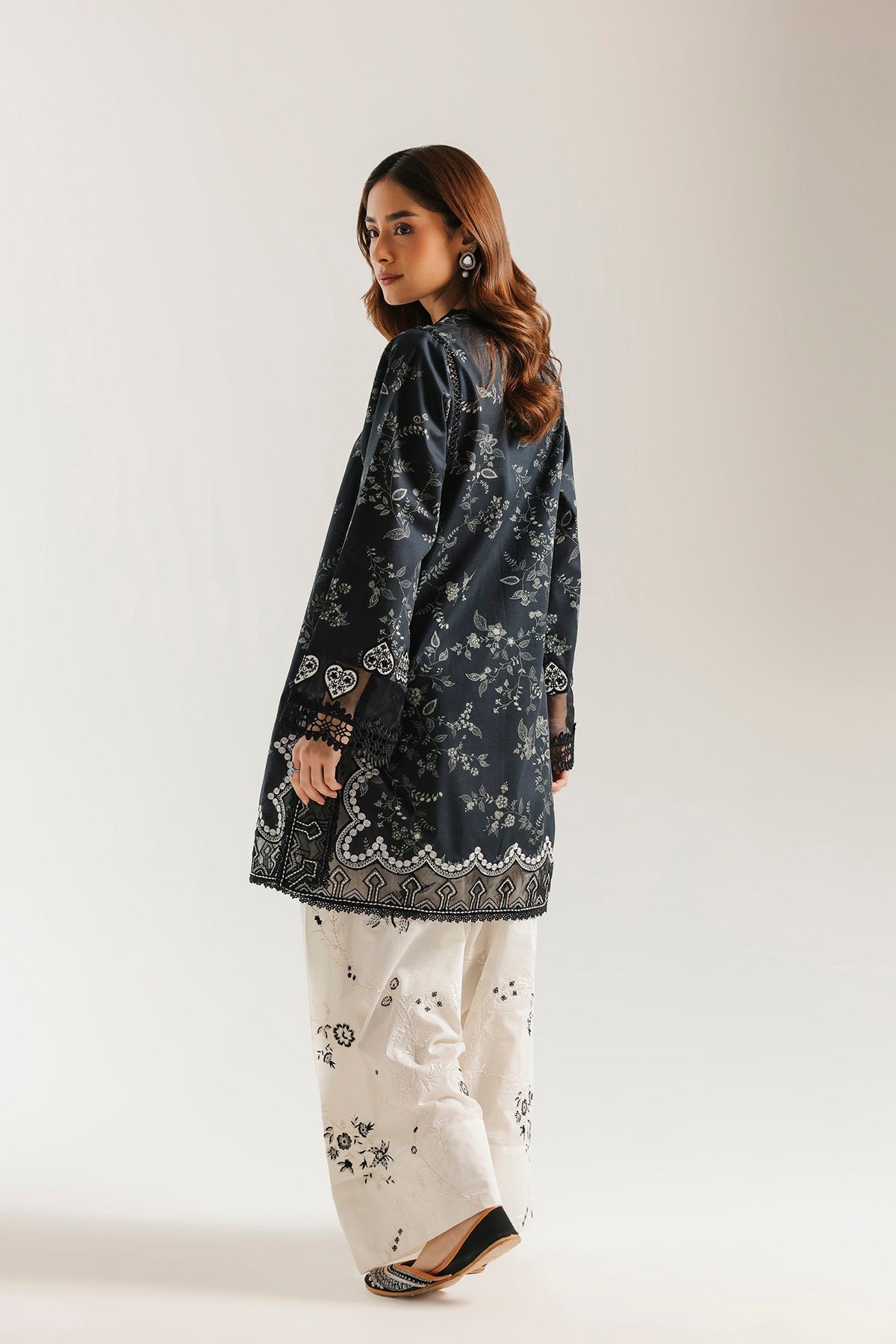 EMBROIDERED SUIT (E4441/103/902)