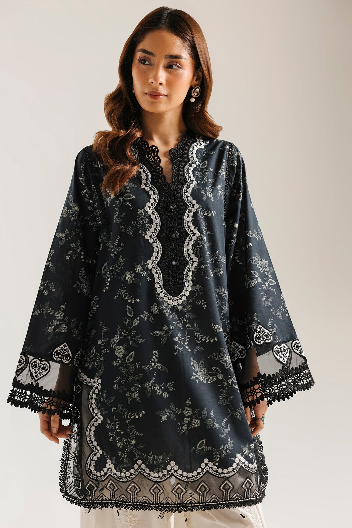 EMBROIDERED SUIT (E4441/103/902)