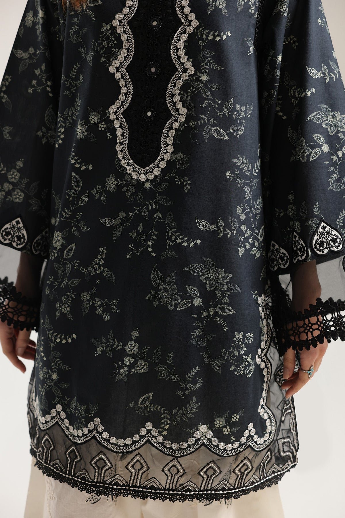 EMBROIDERED SUIT (E4441/103/902)