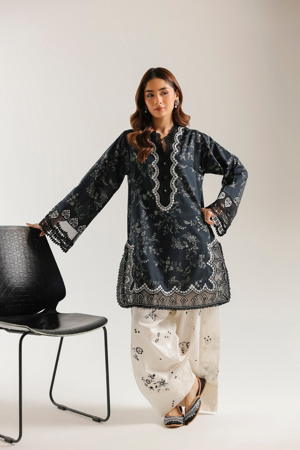 EMBROIDERED SUIT (E4441/103/902)