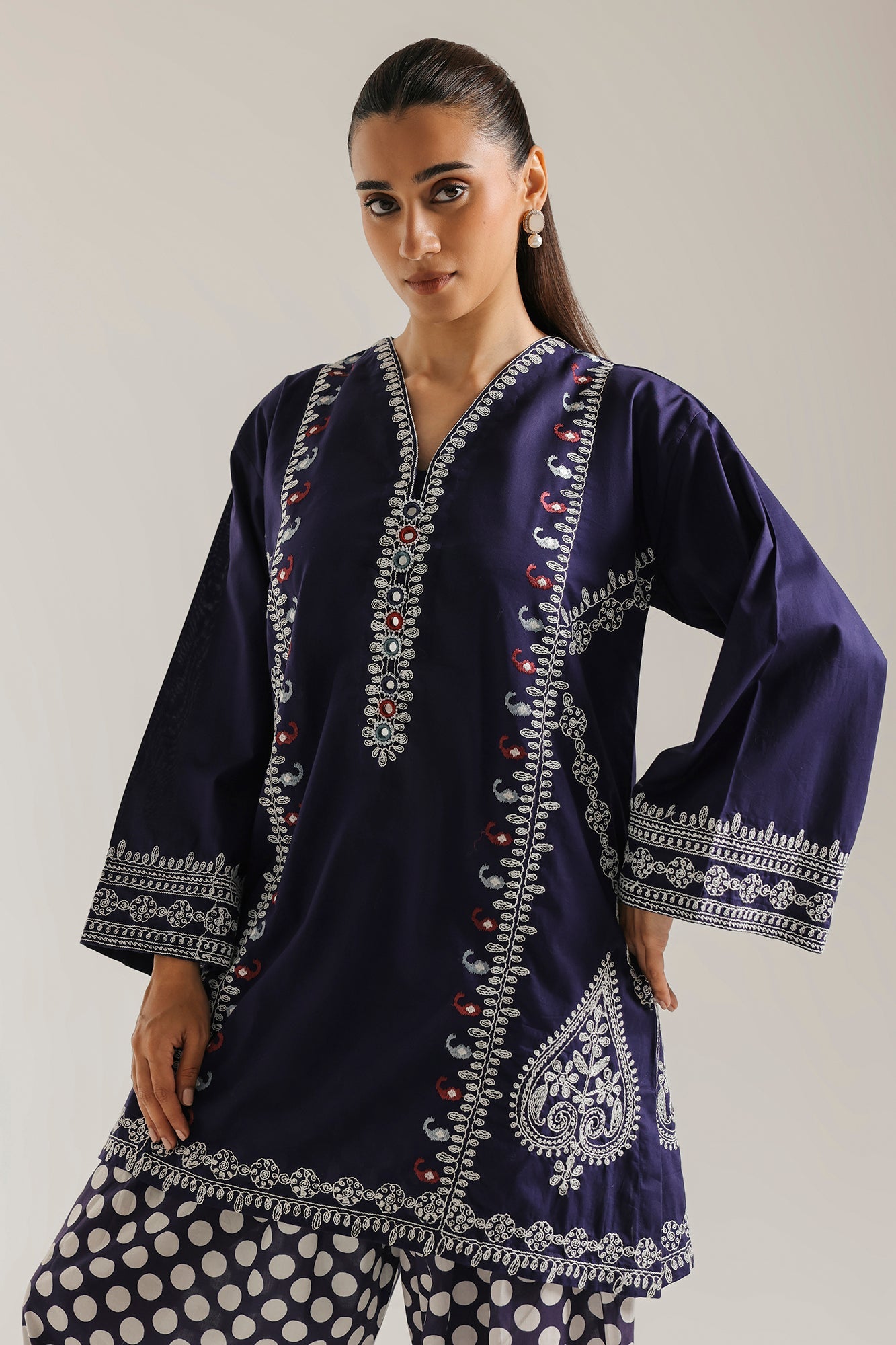 EMBROIDERED SUIT (E4444/103/618)