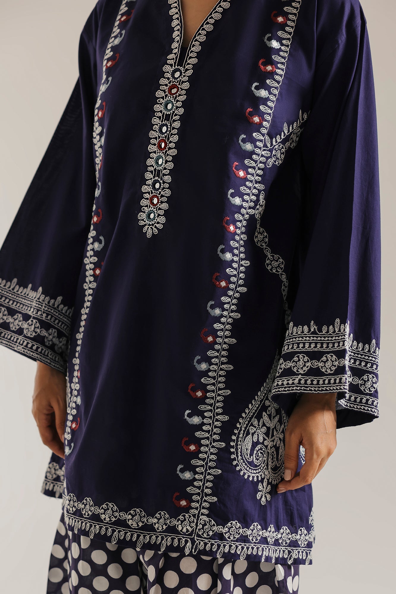 EMBROIDERED SUIT (E4444/103/618)
