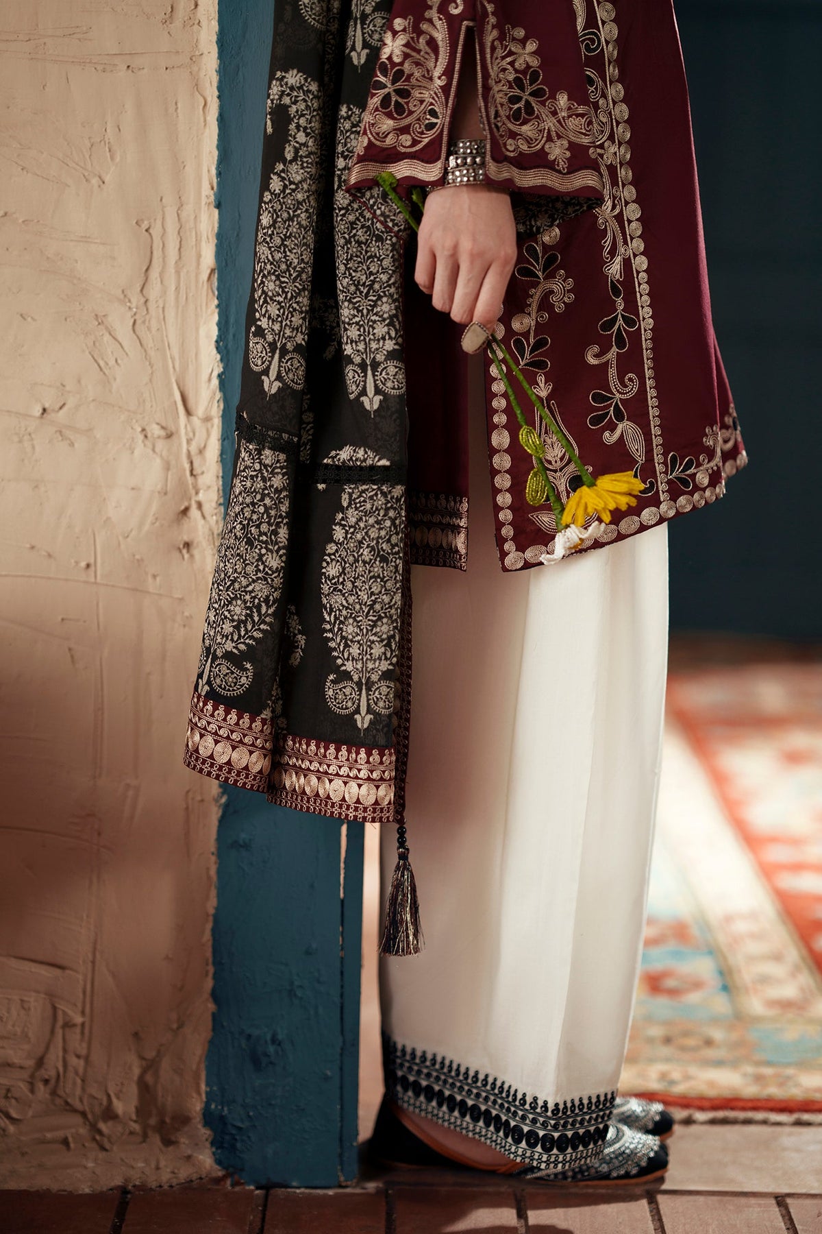 EMBROIDERED SUIT (E4448/103/304)