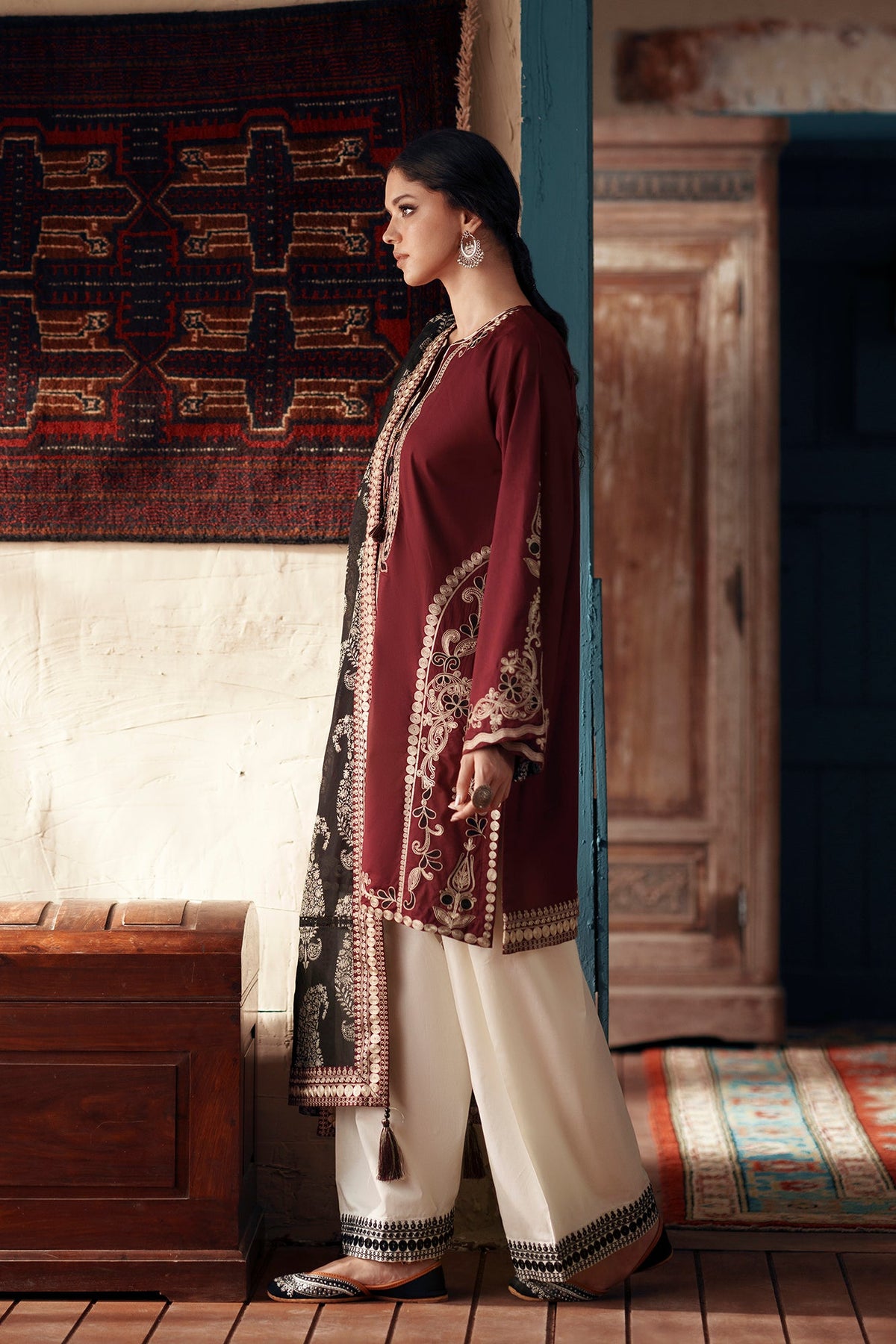 EMBROIDERED SUIT (E4448/103/304)