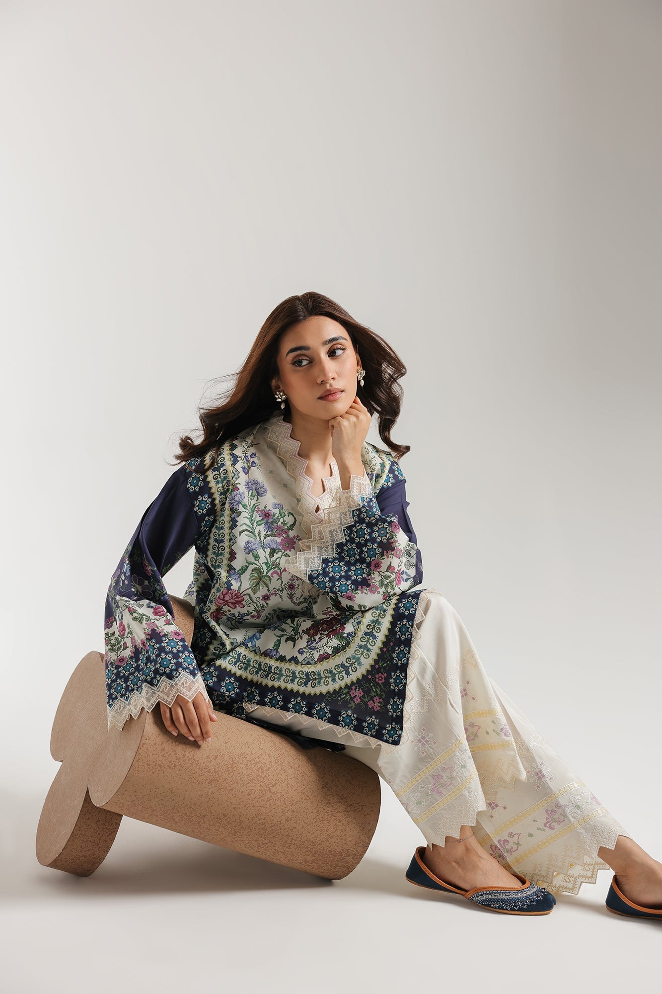 EMBROIDERED SUIT (E4475/103/005)