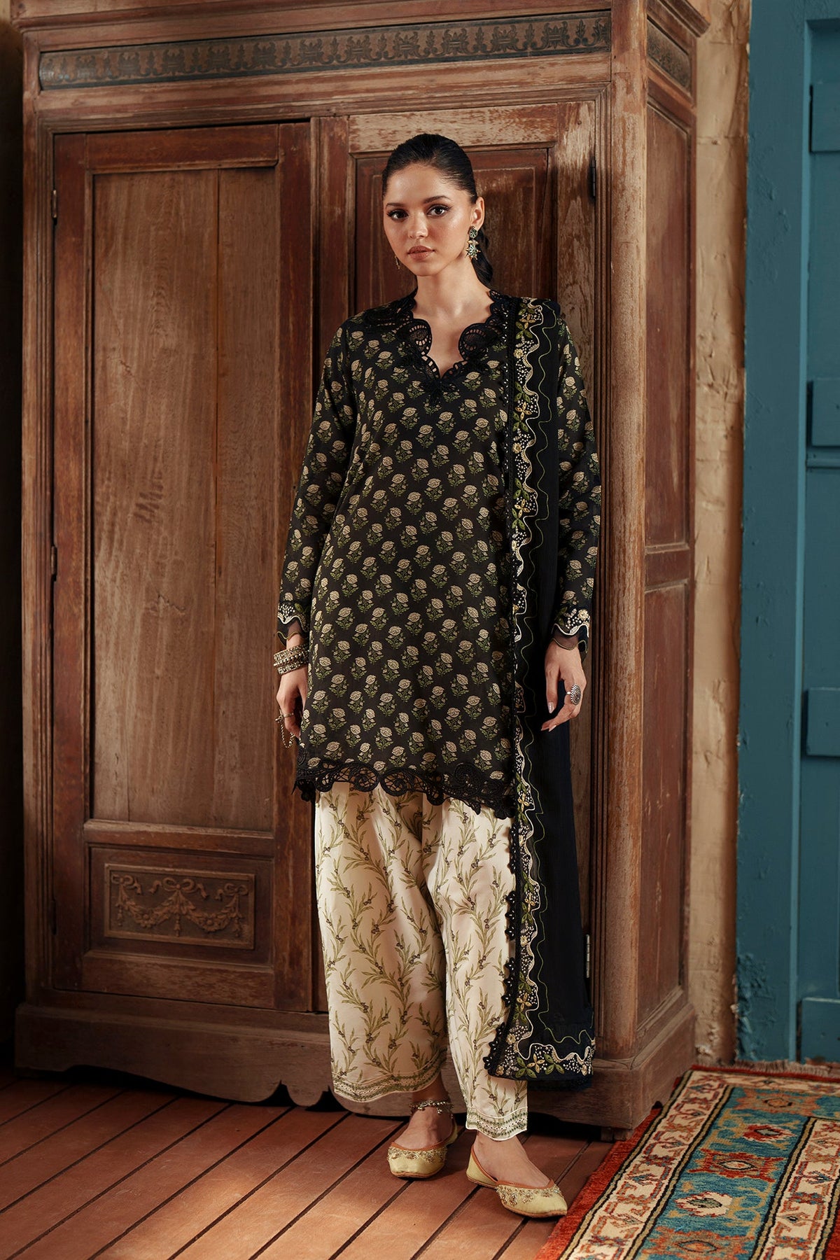 EMBROIDERED SUIT (E4477/103/902)