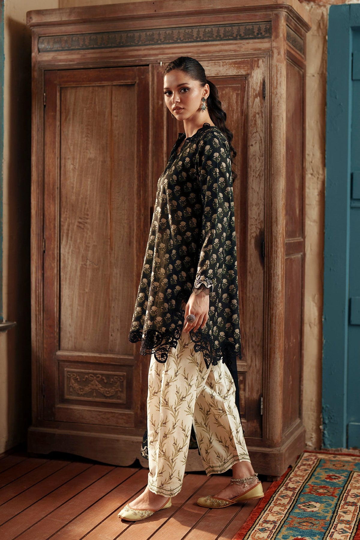EMBROIDERED SUIT (E4477/103/902)