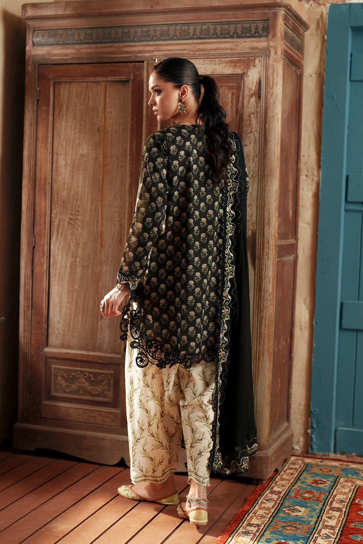EMBROIDERED SUIT (E4477/103/902)