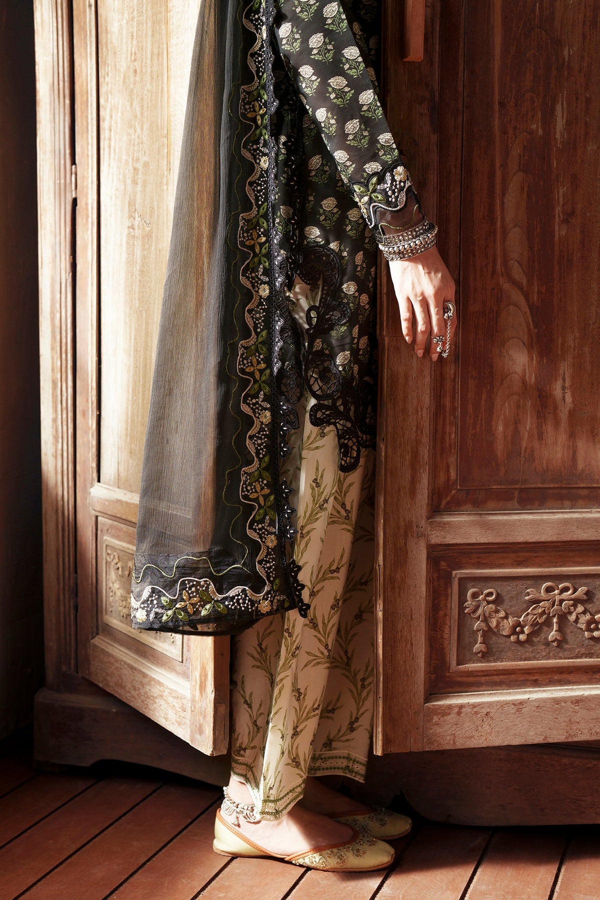 EMBROIDERED SUIT (E4477/103/902)