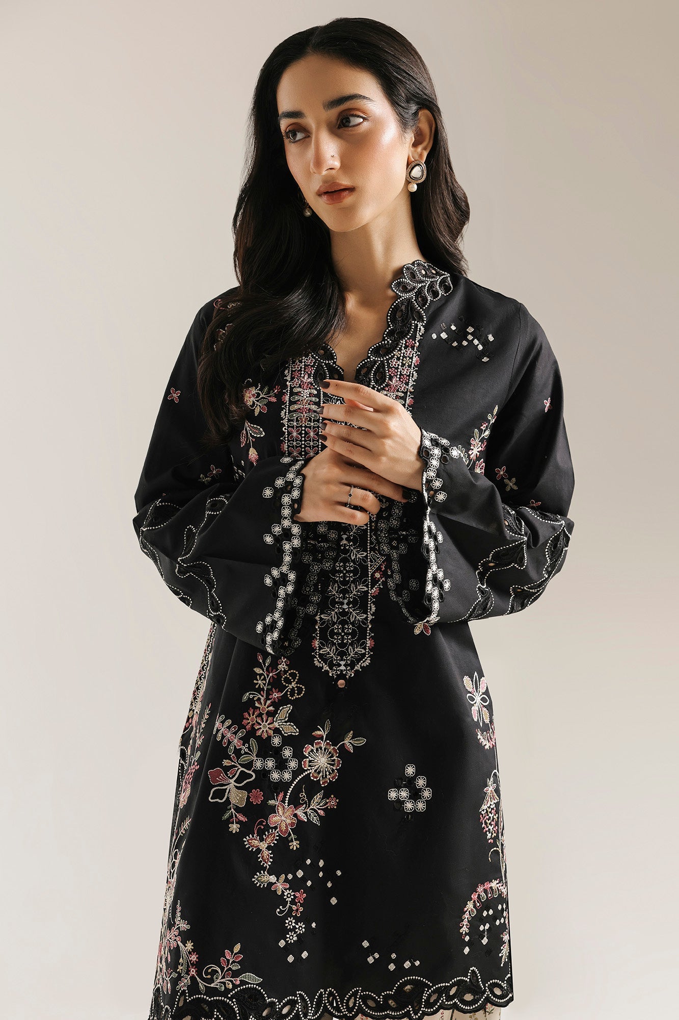 EMBROIDERED SUIT (E4479/103/902)