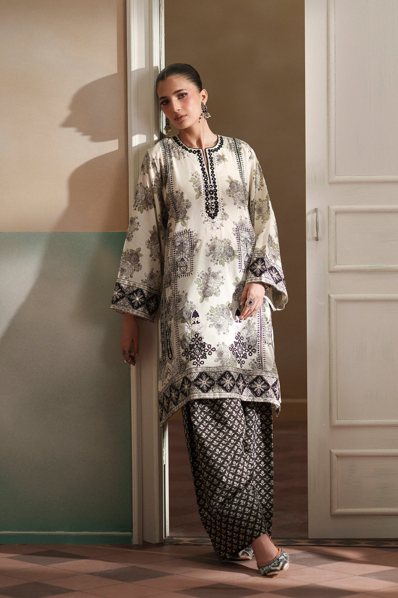 EMBROIDERED SUIT (E4486/103/004)