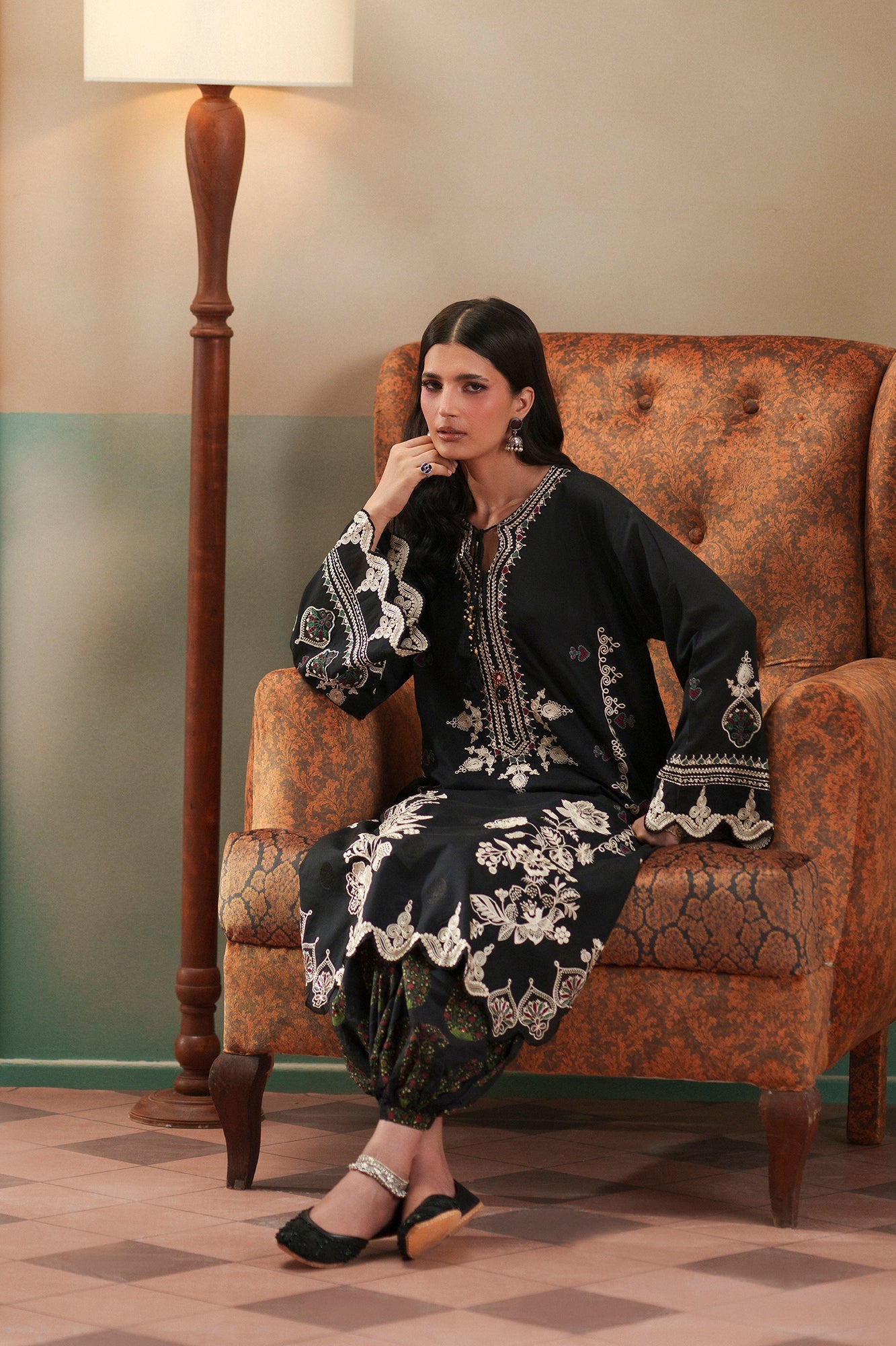 EMBROIDERED SUIT (E4518/103/902)