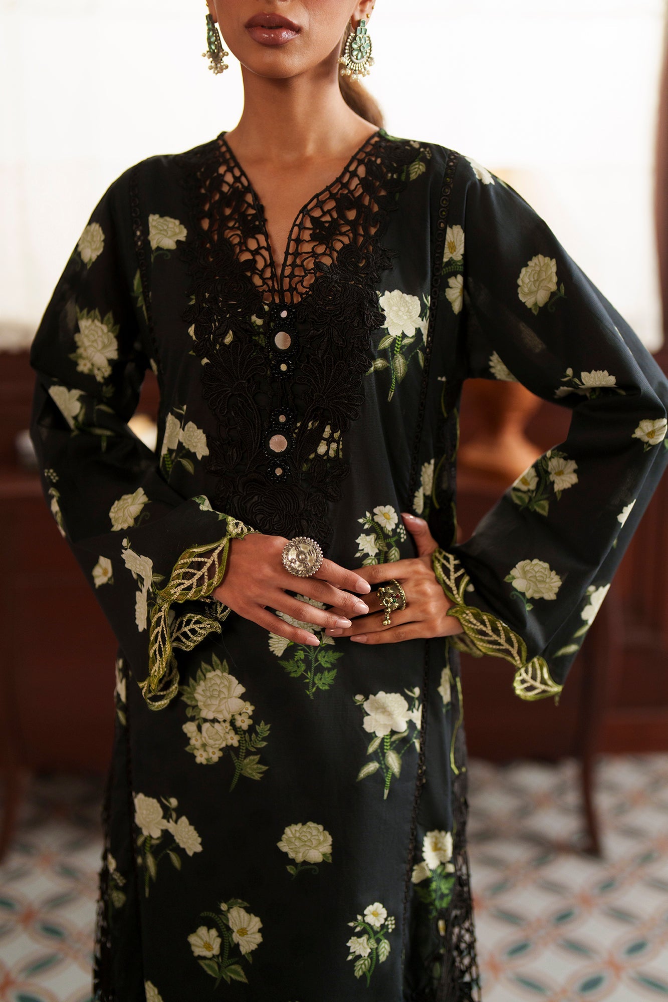 EMBROIDERED SUIT (E4526/103/901)