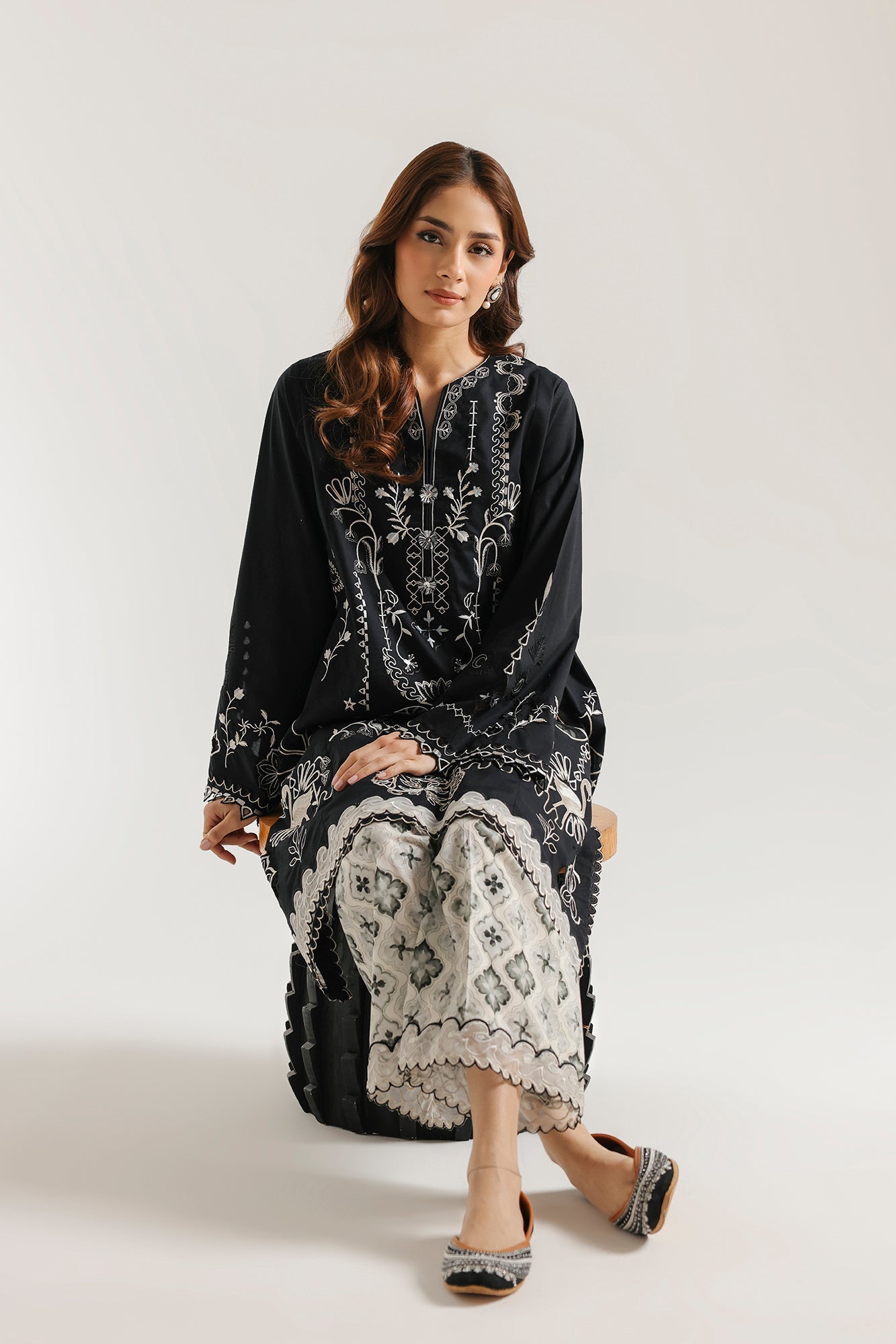 EMBROIDERED SUIT (E4538/103/902)