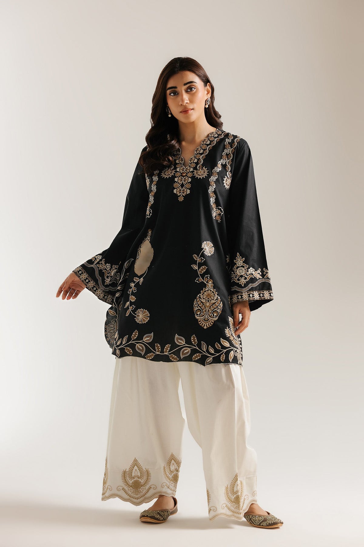 EMBROIDERED SUIT (E4552/103/901)