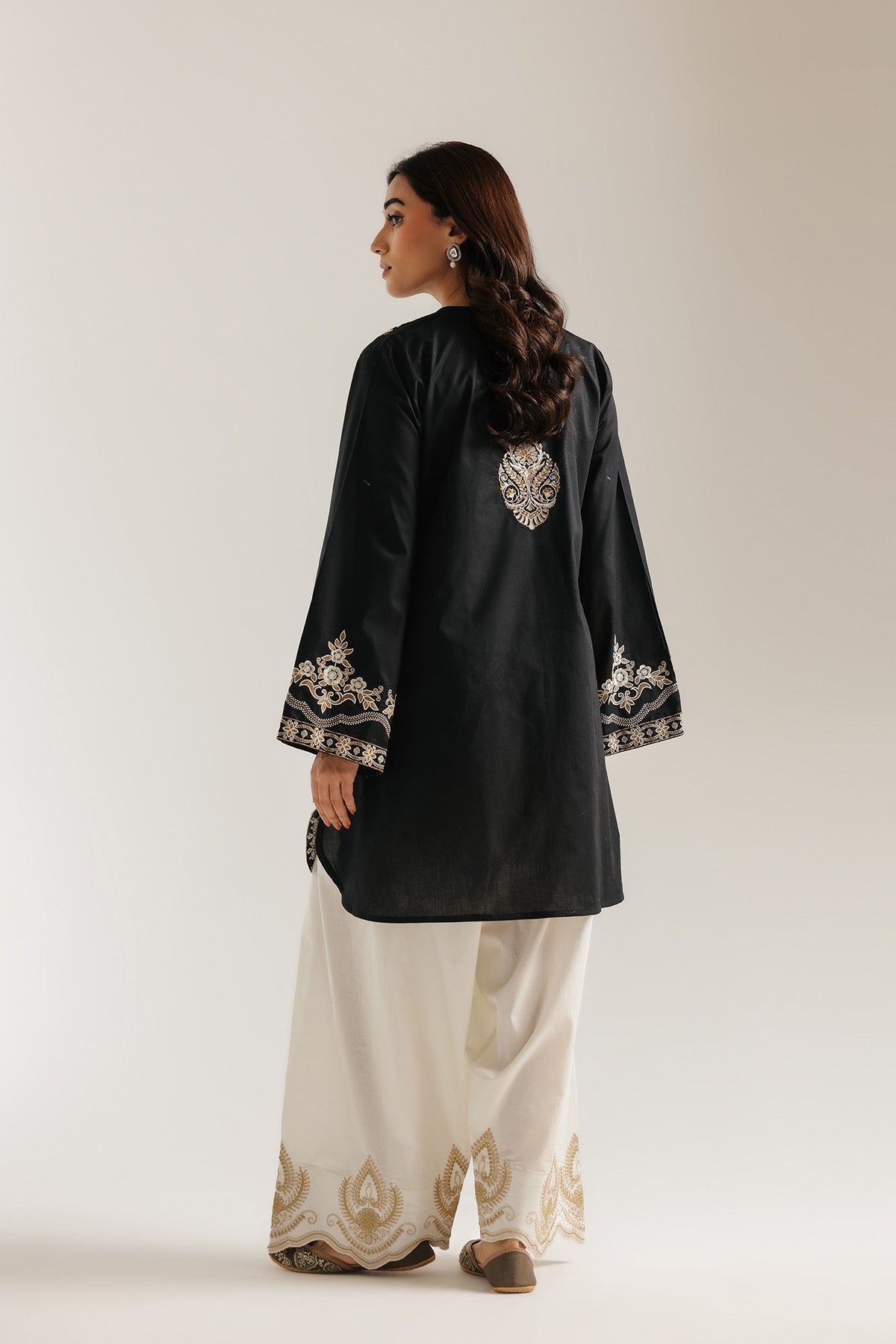 EMBROIDERED SUIT (E4552/103/901)