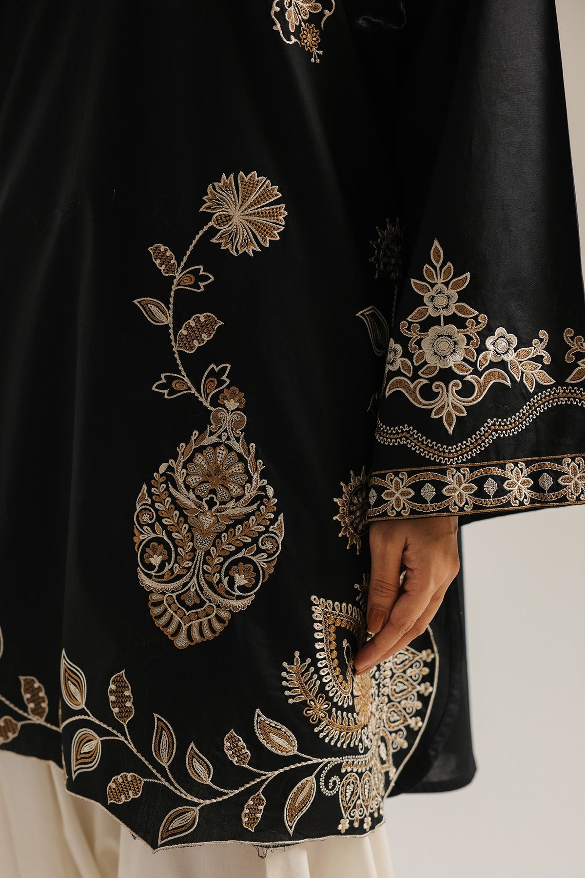 EMBROIDERED SUIT (E4552/103/901)