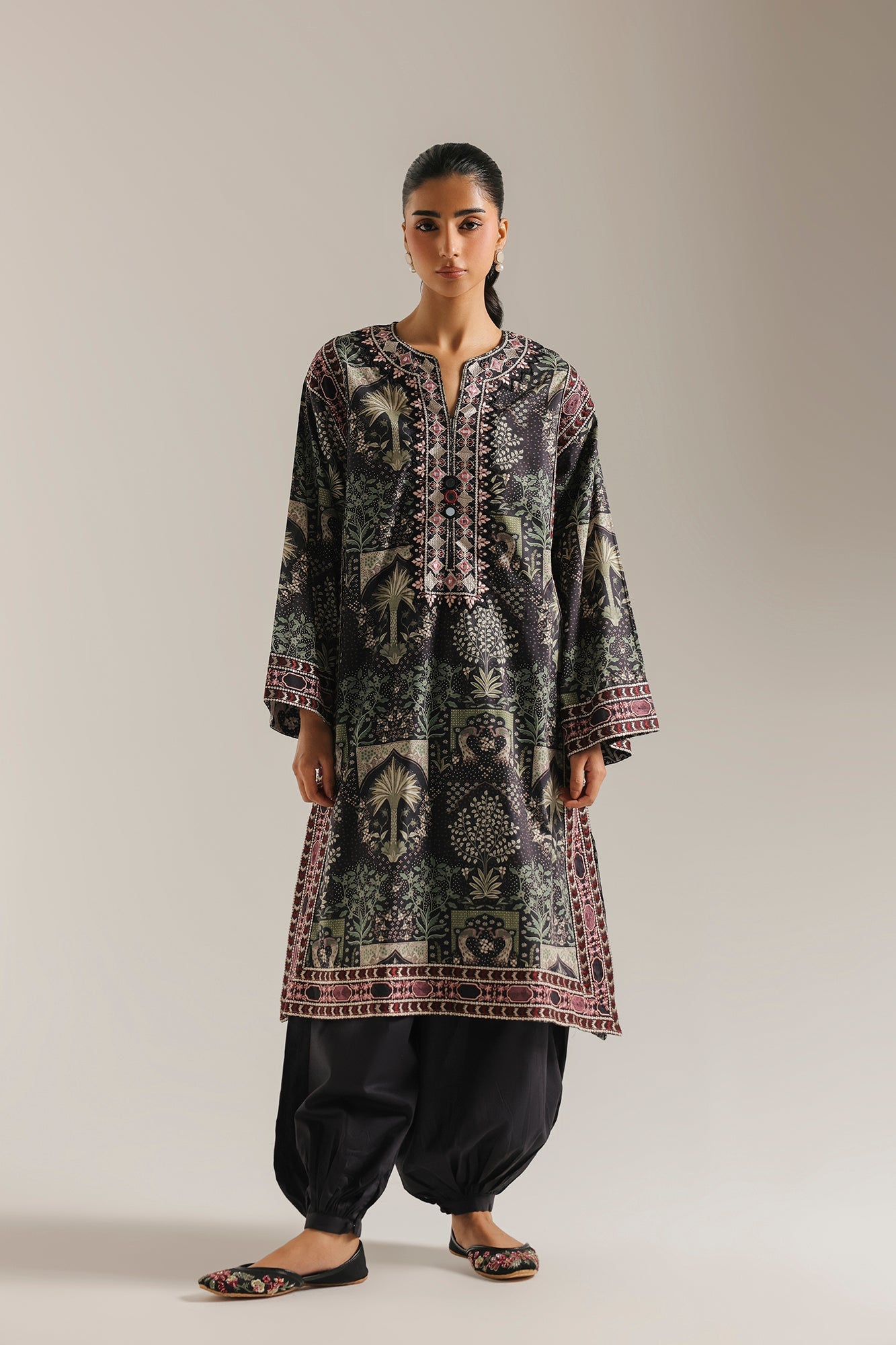 EMBROIDERED SUIT (E4556/103/902)