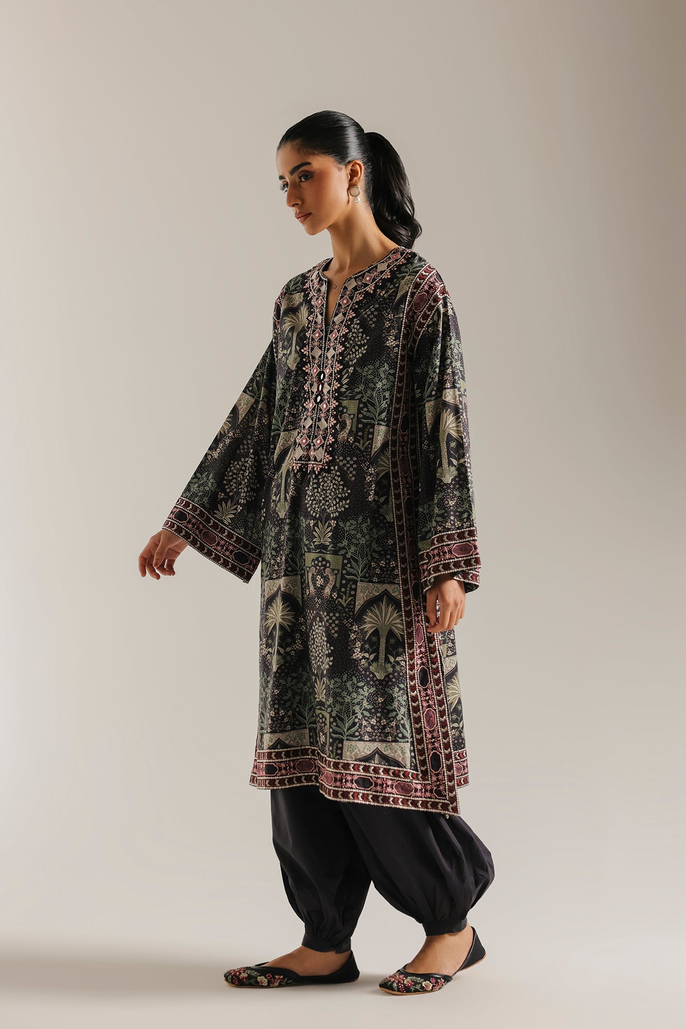 EMBROIDERED SUIT (E4556/103/902)