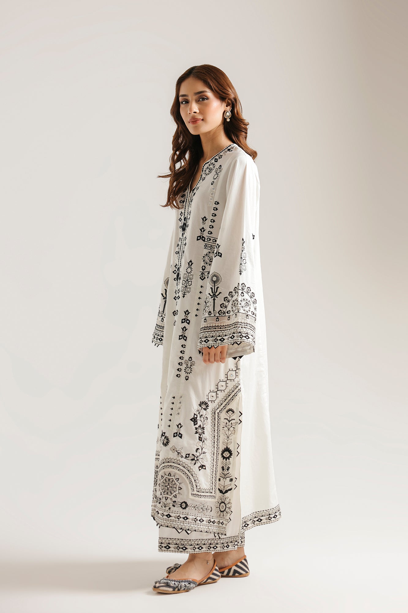 EMBROIDERED SUIT (E4601/103/003)